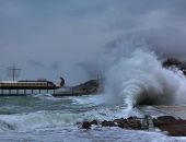 В Крыму двух мужчин на веломобилях едва не смыло в море с набережной в Ялте (видео)