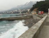 В Крыму продолжается поиск пропавшего рыбака с перевернувшейся у побережья Ялты лодки