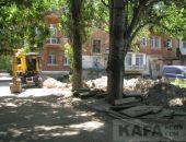 В Феодосии во дворе дома на ул. Назукина идет замена водовода