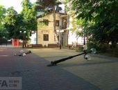 В центре Феодосии вандалы повалили фонарные столбы