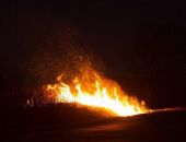 В Крыму в районе озера Чокрак сотрудники МЧС тушили крупный пожар в степи