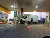Под Севастополем грузовой автомобиль въехал в АЗС