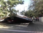 В Феодосии сорванная ветром крыша здания вокзала накрыла автомобиль с людьми (фото)