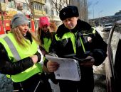 Водителей в России обязали надевать светящиеся жилеты при остановке за городом