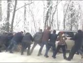Под Ялтой на горной дороге десяток мужчин помогли вытащить машину, которая "ушла" в обрыв 