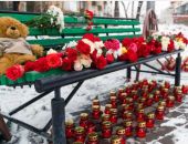 Торговый центр в Кемерова опять начал тлеть, к месту трагедии люди несут цветы и игрушки