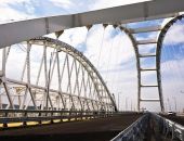 На съезде с Крымского моста иномарка врезалась в ограждение, водитель погиб