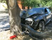 Сегодня в Феодосии на ул.Русской легковой автомобиль влетел в дерево