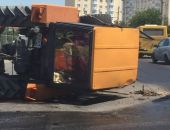 В столице Крыма опрокинулся трактор (фото)