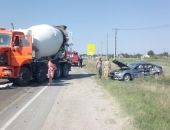 В Крыму на трассе Керчь – Феодосия ДТП: столкнулись легковое авто и КамАЗ-бетономешалка (фото)