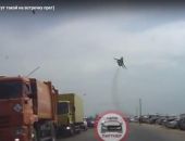 В Крыму военный самолёт СУ-24 обескуражил отдыхающих на пляже и автомобилистов (видео)