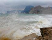 В Крыму нашли тело пропавшей в шторм девушки, поиски парня продолжаются