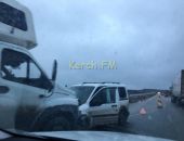 В Крыму на трассе Феодосия – Керчь "лоб-в-лоб" столкнулись легковушка и грузовик (фото)