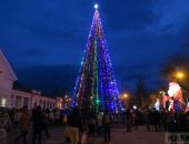 В Феодосии зажгли главную новогоднюю елку (видео)