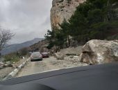 В Крыму камнепад обрушился на трассу Севастополь - Ялта (фото)