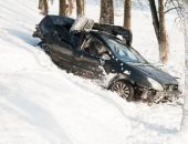 В Крыму участковые вытащили из кювета автомобиль с водителем в обмороке