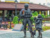 В Крыму задержали мужчину, облившего краской памятник «Вежливым людям»