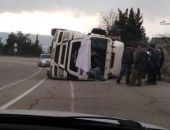 В Крыму на ЮБК опрокинулся грузовой автомобиль (фото) (видео)