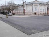 Асфальт возвращается на проезжую часть улиц Феодосии 