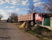 ДТП в Крыму: самосвал протаранил забор частного дома (фото) (видео)