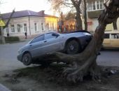 В Феодосии автомобиль сбил деревянный памятник