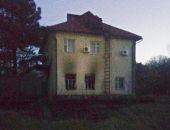 В посёлке Курортное случился пожар в двухэтажном доме (фото)