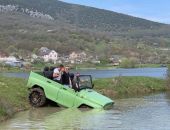 В Крыму автомобиль «нырнул» в озеро (фото)