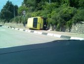 ДТП в Крыму: на трассе Севастополь – Ялта опрокинулся микроавтобус (фото)