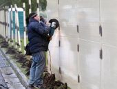 В Екатеринбурге начали сносить забор на месте строительства храма в сквере