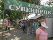 В Феодосии «сувенирщики» вытаптывают газон