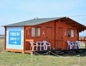 В Крыму сегодня ночью ураган снёс два домика в новом автокемпинге в Оленёвке (фото)