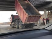 Под Симферополем самосвал поднятым кузовом зацепился за мост (фото)