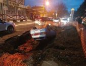 В столице Крыма легковое авто опрокинулось в вырытую на дороге яму (фото)