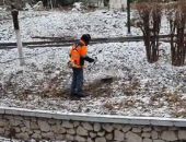 В столице Крыма коммунальщики «подстригают» снег (видео)