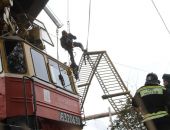 В Крыму часть автомобильного моста рухнула на ж/д пути (фото)