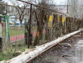 Мусор вокруг детского сада в Феодосии