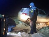 Спасатели вытянули из снега автомобиль, застрявший на плато Караби-яйла