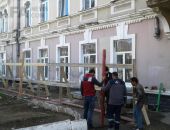 У здания школы №3 ремонтируют фасад и крышу
