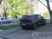 В Феодосии борются с парковками на газонах