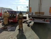 Вчера на трассе "Таврида" столкнулись ВАЗ и грузовой автомобиль