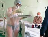 Медсестру наказали за прозрачный защитный костюм с бикини, ей пришли на помощь