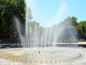 Жители Симферополя начали массово купаться в фонтанах