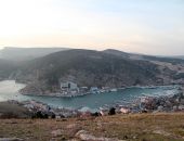 Из затонувших судов в Балаклавскую бухту вытекло топливо