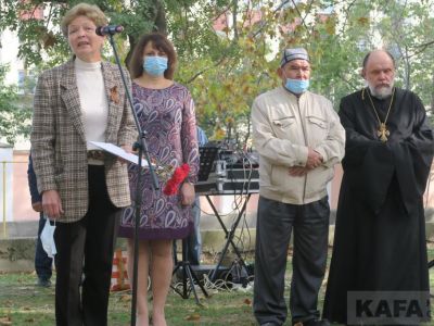 � �������� ������ ������ � 100-����� ����-���� ������� (�����)