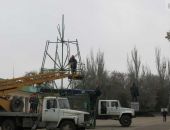 В Феодосии на Привокзальной площади начали установку елки