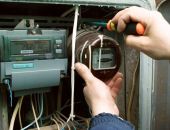 В Симферополе монтер скрутил электросчетчики на 100 тысяч рублей