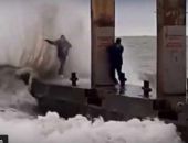 В Крыму человека чуть не смыло волной в штормящее море