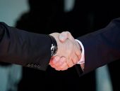 Роспотребнадзор запретил рукопожатия на избирательных участках