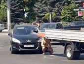 В центре Симферополя арматура из грузовика разбила легковушку