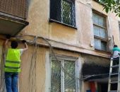 В Симферополе продолжают массовую зачистку фасадов от проводов